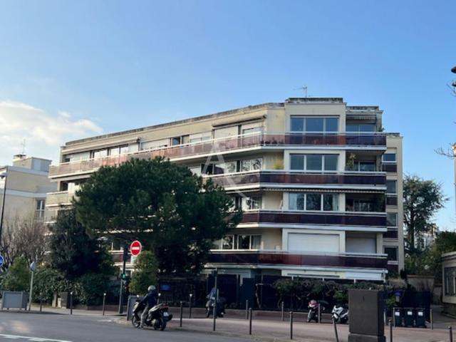 Vue imprenable sur le Bois de Vincennes, dernier étage lumineux à Saint Mandé