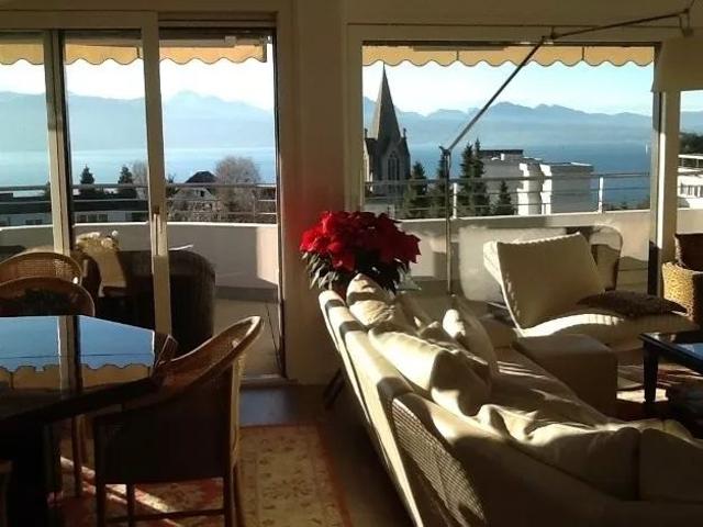 Vue imprenable sur le lac et les Alpes