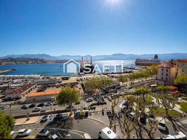 Vue imprenable sur le port d'Ajaccio et le cours Napoleon