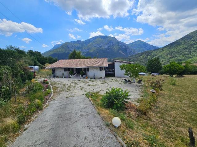 Vue imprenable sur les montagnes depuis cette villa unique de 3 chambres