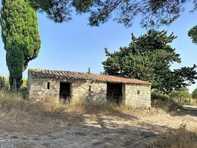 Vue imprenable sur les Corbières, la garrigue, les étangs de Sigean et de La Palme, et, par temps clair, jusqu'à la Méditerranée