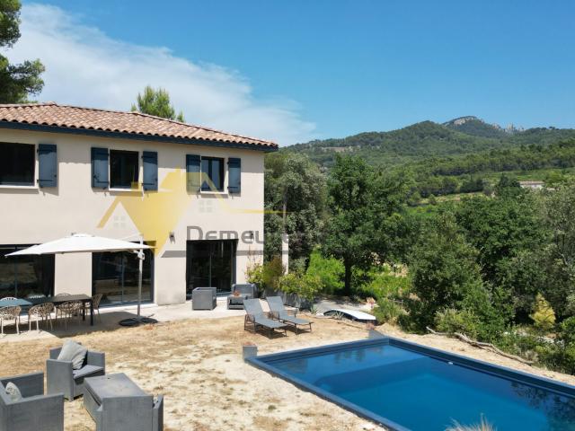 Vue imprenable sur les Dentelles de Montmirail, piscine, prestations modernes et excellente performance énergé