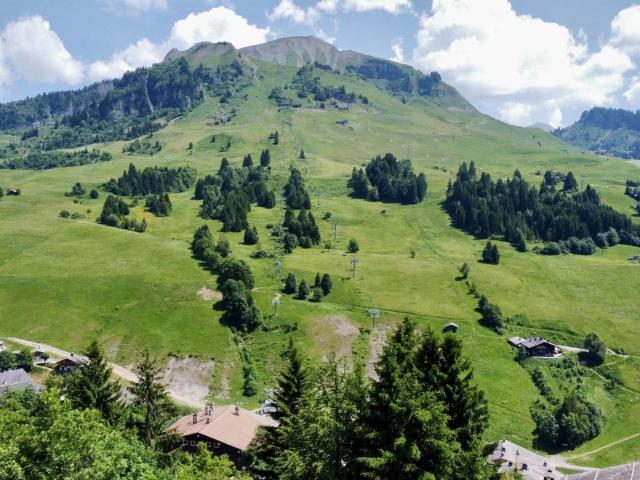 Vue incroyable pour ce chalet équipé d’un ascenseur situé su. 400m² Le Grand Bornand