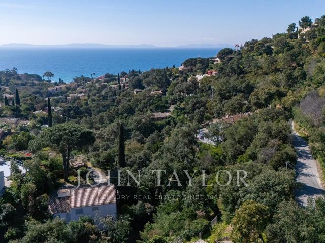 Vue Méditerranée & Îles d’Or – Terrain rare en position dominante