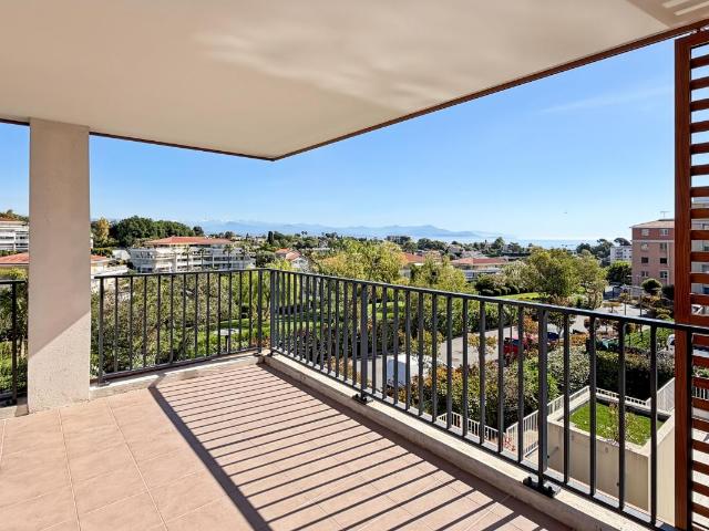 Vue Mer à Antibes – Élégant 2 Pièces avec Terrasse et Piscine