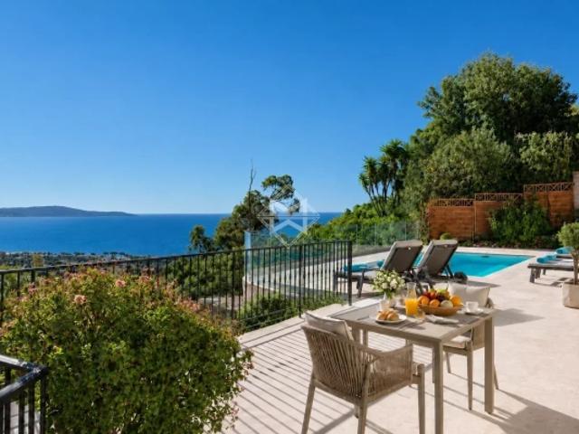 Vue mer dominante pour cette villa clé en main à Cavalaire sur Mer
