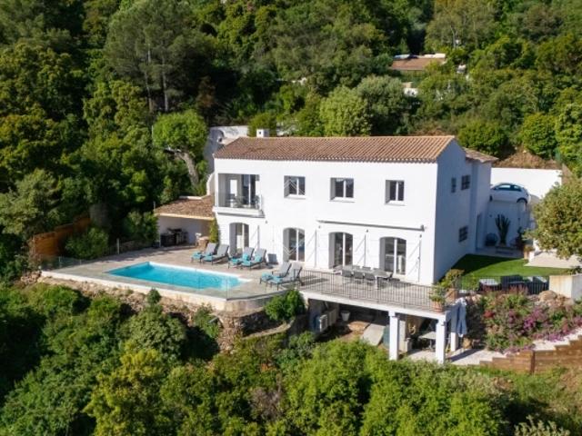 Vue mer dominante pour cette villa clé en main à Cavalaire sur Mer