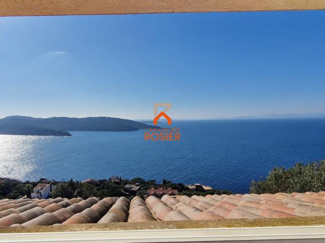 Vue mer exceptionnelle pour cette maison sur l'Ile du Levant