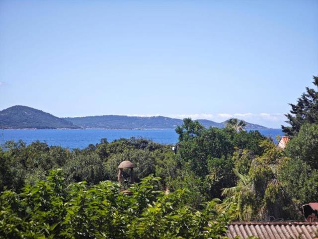 Vue mer, extérieurs et potentiel: une villa singulière