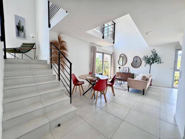 Vue mer panoramique pour ce superbe appartement lumineux 4 p. 111m² Antibes