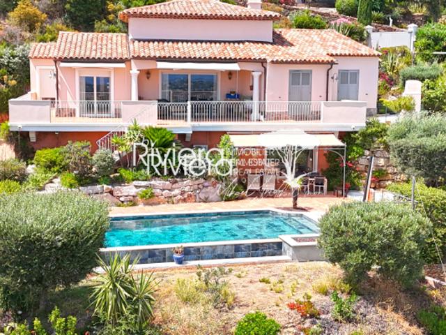 VUE MER PANORAMIQUE Propriété avec piscine à débordement.