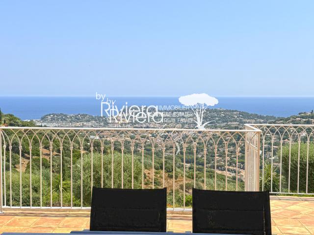 VUE MER PANORAMIQUE Propriété avec piscine à débordement.