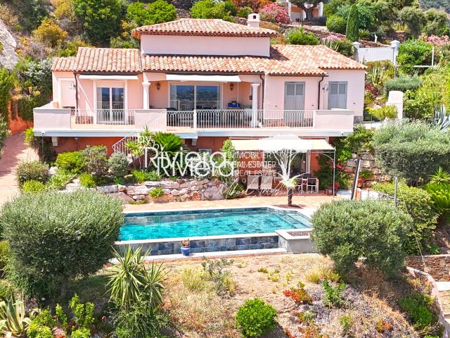 VUE MER PANORAMIQUE Propriété avec piscine à débordement.