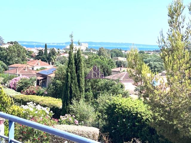 Vue mer pour ce 3 pièces en dernier étage avec vaste terrass