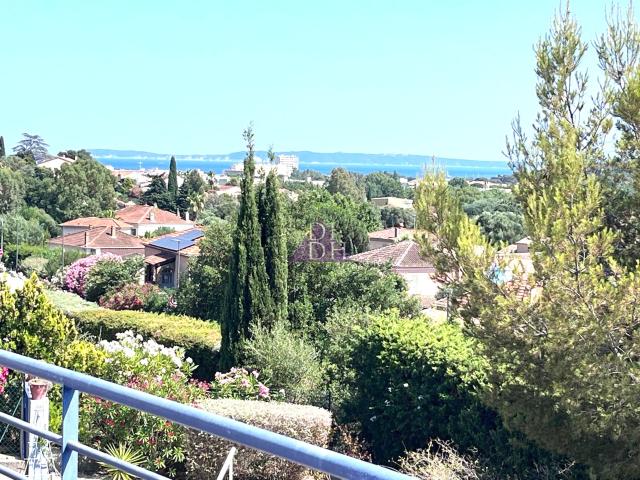 Vue mer pour ce 3 pièces en dernier étage avec vaste terrasse, garage et cave