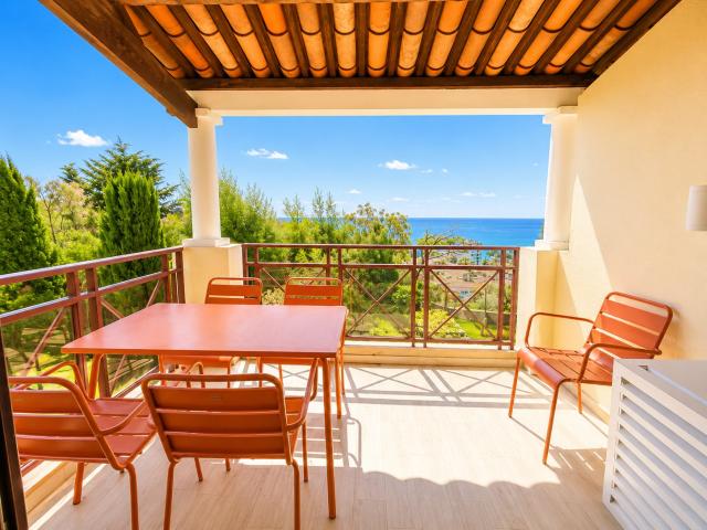 Vue mer pour ce 2 pièces avec terrasse et parking. Idéal investissement locatif à Cannes