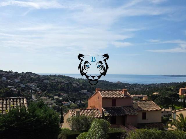 Vue mer T2 avec entrée coin nuit terrasse Les Issambres