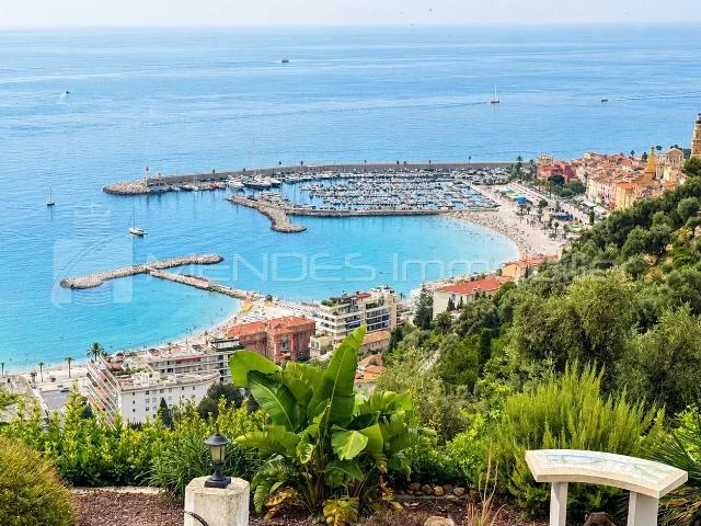 VUE SPECTACULAIRE VILLA AVEC PISCINE A MENTON