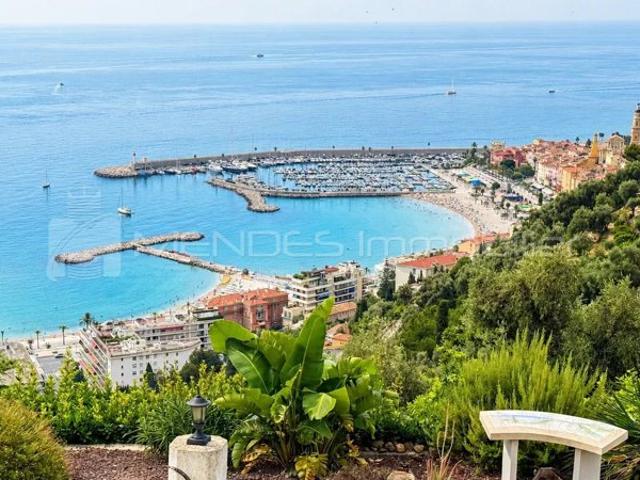 VUE SPECTACULAIRE VILLA AVEC PISCINE A MENTON