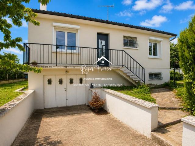 Vue sur la terrasse cosy en bois, beau pavillon sur sous sol com