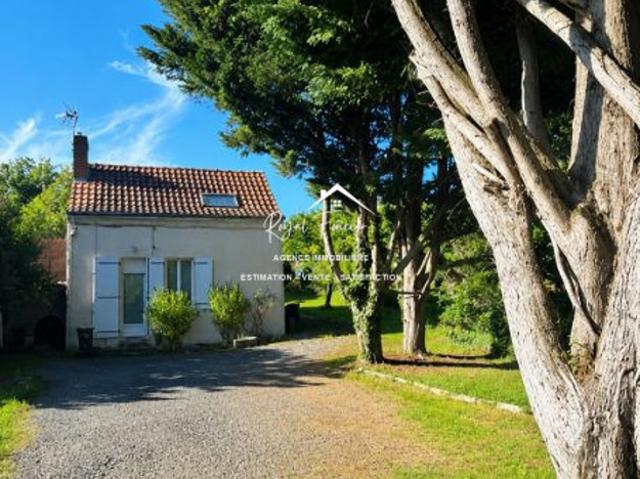 Vue sur la terrasse, le jardin clos avec arbres