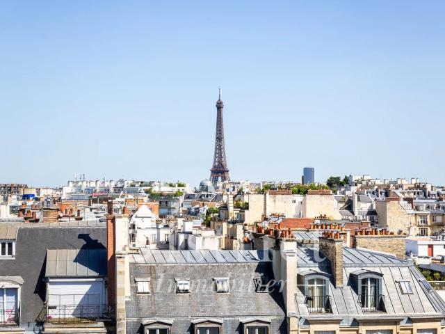 Vue sur la tour Eiffel et terrasse pour cet appartement de 73m²