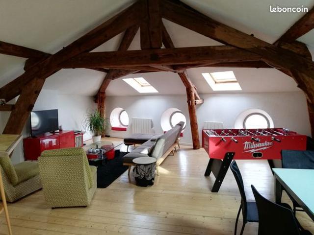 Vue sur Saone, quai P.Scize, ds ancien rénové appt 100 m2 dont 82 hab. Atypique et plein de charme, salon 50m2 avec 3 oeils boeuf sur saone cuis.usa