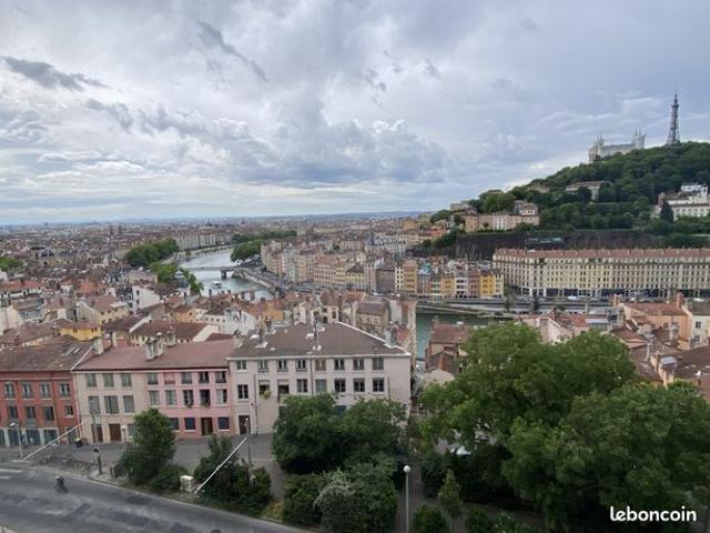 VUE SUR TOUT LYON, rue rivet prox. St Charles, ds imm. Connu des 365 fenêtres, au 4 éme avec ascenseur, très beau canut 4 fenêtres en angle, cuis.usa