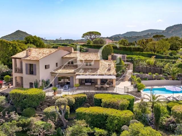 VUE PANORAMIQUE GOLF, MASSIF DE L'ESTEREL et MERCANTOUR
