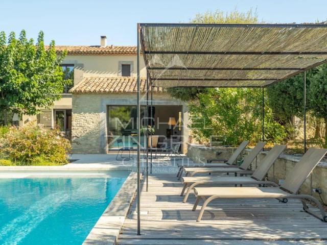 Vue panoramique, élégance provençale et confort contemporain. 265m² Gordes