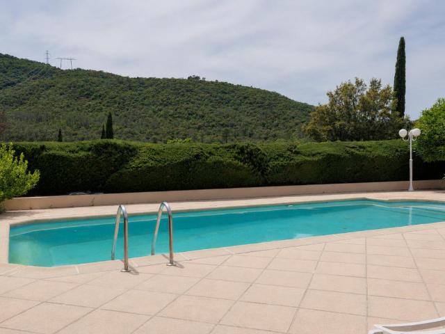 Vue panoramique et calme absolu pour cette villa rénovée avec piscine
