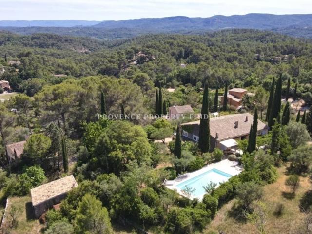 Vue Panoramique et Art de Vivre Provençal
