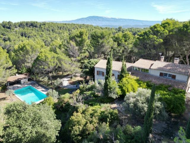 Vue panoramique et environnement boisé: maison et sa piscin. 175m² Carpentras