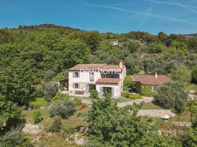 Vue panoramique jusqu'à la mer, au calme absolu pour les amoureux de la nature avec bassin d'eau