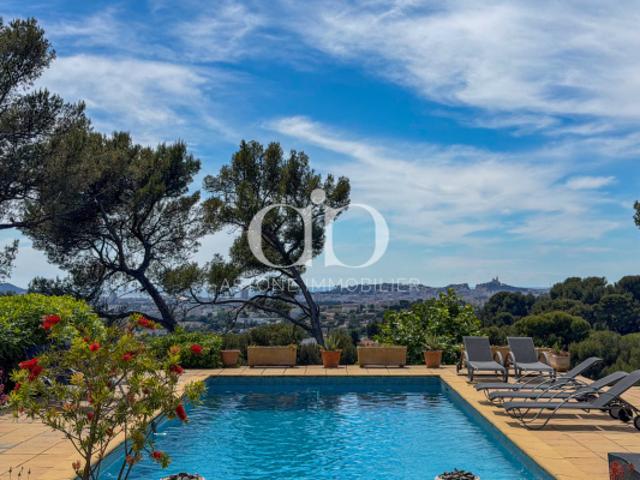 VUE PANORAMIQUE SUR LA BAIE DE MARSEILLE DOMAINE FAMILIAL D'