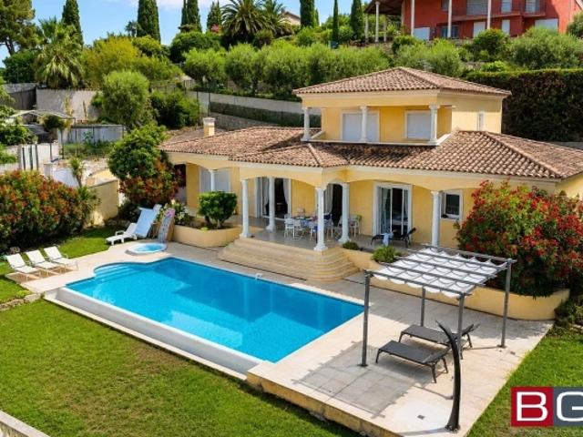 Vue panoramique sur le Cap d'Antibes – Élégante villa contemporaine de 5 pièces