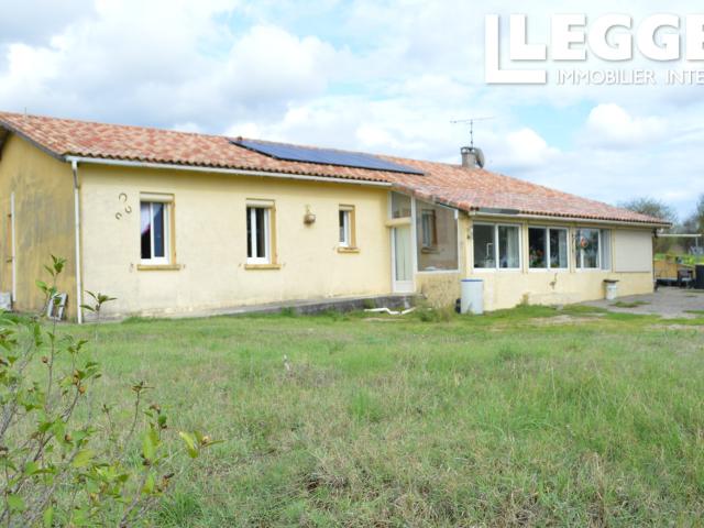 Vue panoramique pour cette maison habitable de plain pied a quelques kilomètres du golf de TOMBEBOEUF