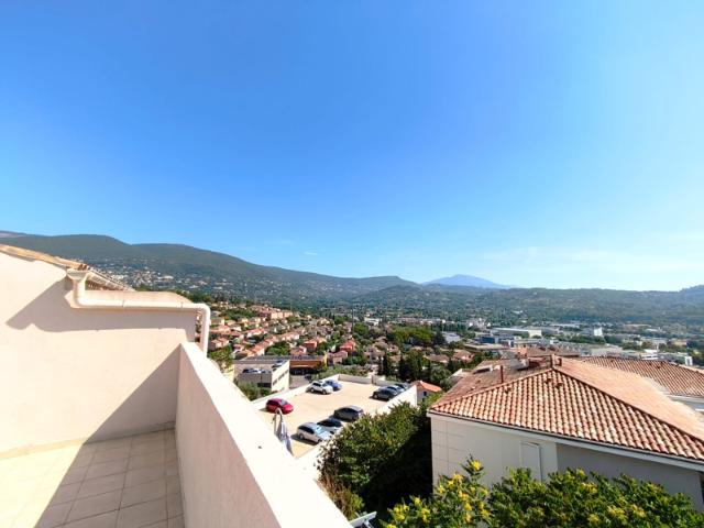 VUE PANORAMIQUE TOIT TERRASSE: 4 Pièces de 77m2 en dernier