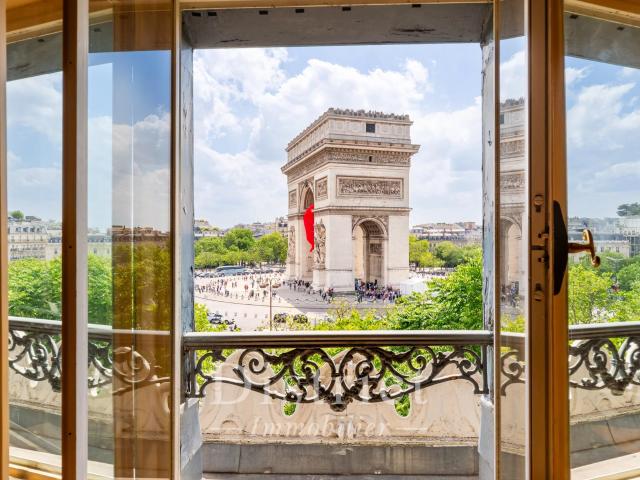 Vues exceptionnelles sur l'Arc de Triomphe et la Tour Eiffel pour ce magnifique appartement de 180m² au dernier étage! avec parking!