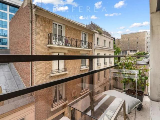 Wagram: 2 pièces refait à neuf par architecte en Duplex avec extérieur
