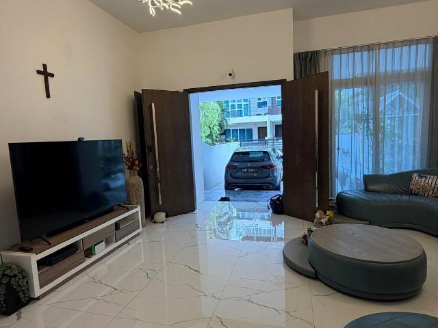 Wak Hassan Drive D27, Semi