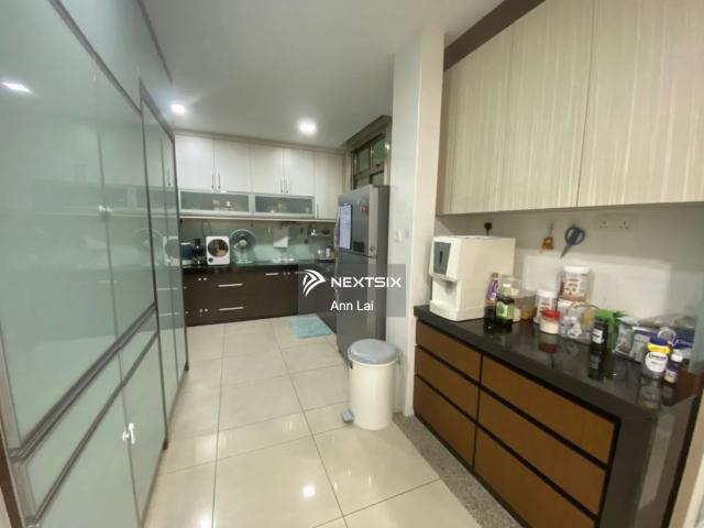 Walton type, rare type good layout for sale End lot with land Renovated unit Wooden flooring upstairs Facing north 24 hours strict security, gated & guarded Greenery landscaping Freehold title