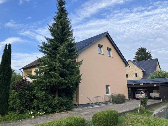 Waldrand & Citynah: Top sanierte DHH mit Einliegerwohnung