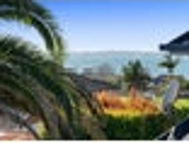 Walk to Macleans College |Spacious Family Living