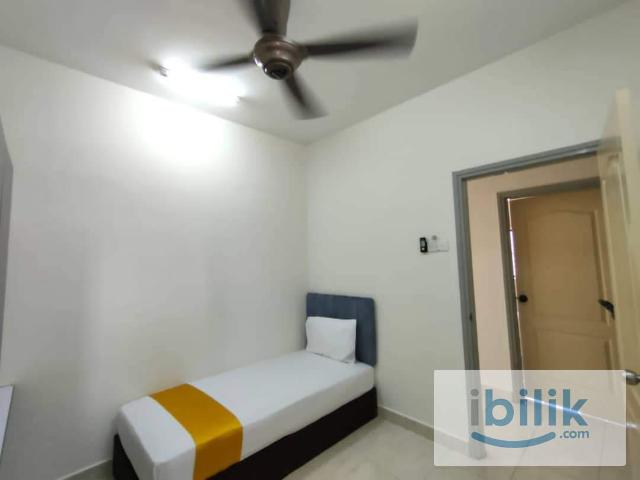Walk to mrt station small room at Pelangi utama