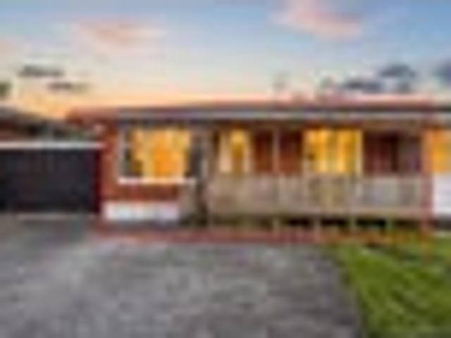 Walk to Beach & Lake | Solid Brick in Takapuna