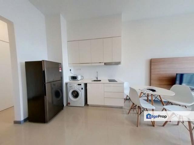 Walk to LRT, UM, and Mall. Comfortable stay and great community
