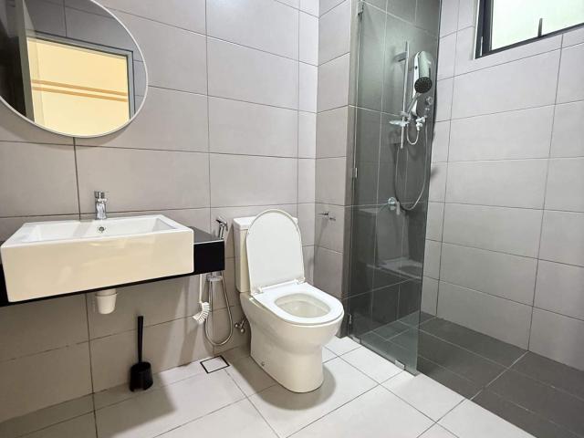 Walk to LRT Cheras, Master Room w/ Private Bathroom, IXORA RESIDENCE