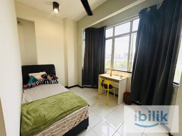 Walk to LRT Large Single Room in Bukit OUG Condominium