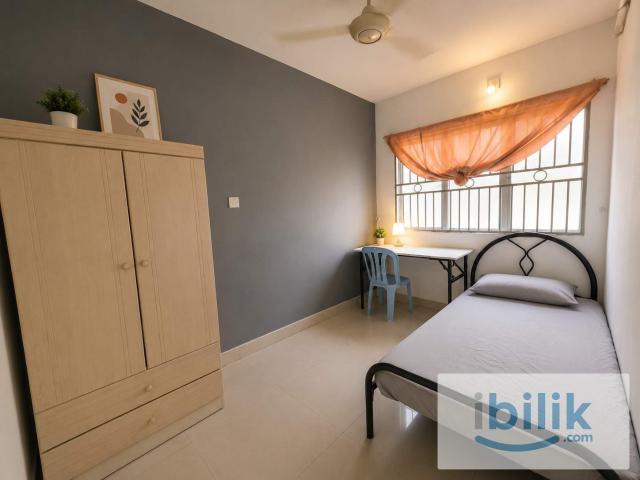Walk to LRT, Restaurants, Banks & Amenities | Bandar Puteri Room Rent